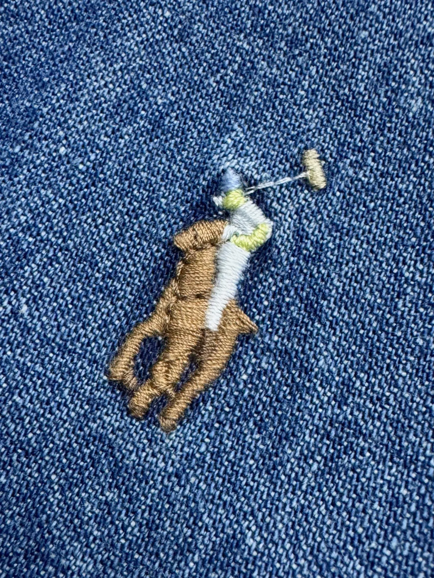 P430 Ralph Lauren colorful embroidered denim shirt. Customized thick-weave twill hoop denim. Soft and silky. Comfortable against the skin. Mist indigo. A denim poem dyed with time. The delicate colorful pony logo on the left chest jumps into indigo. It is highly recognizable. It brings an atmosphere of freedom and vitality. A symphony of pure and agile colors. The deconstructed poetics of the peak collar and placket create a lazy French atmosphere. Even walking has a designed sense of calmness. Process 1: Using imported machine embroidery technology, using advanced computer control systems and precision mechanical components to realize colorful pony embroidery operations with high precision and smooth and delicate lines. Process 2: Using multiple horse-wiping machines to rub sand in specific parts by using a high-pressure spray gun to achieve a local gradient effect, and then using frosting technology to create a unique texture pattern. The workmanship is extremely complex and time-consuming. Process 3: Using the washing and coloring process. Give priority to choosing a special desizing agent, then soak the fabric in it, evenly sizing it, and finally rinse it after desizing. The workmanship is extremely complex and the loss is high. Accessories: Customized 1:1 Ralph Lauren twist button Customized 1:1 Ralph Lauren trademark Version: Fitted version Size: S M L XL Style number: CC913